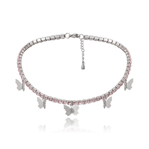 Detail der silbernen Schmetterlingskette mit rosa Zirkonia und verstellbarem Verschluss