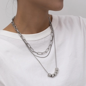 Collar de tres capas de acero plateado con cadena de serpiente y cuentas de sonrisa