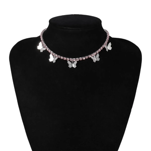 Detailansicht der silbernen Schmetterlingsanhänger an einer rosa Strass-Halskette