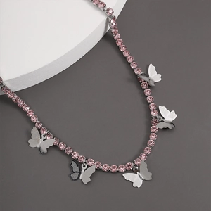 Elegante Edelstahl-Halskette mit rosa Strasssteinen und silbernen Schmetterlingsanhängern
