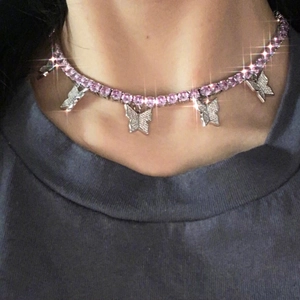 Rosa Tennis-Halskette mit Schmetterlingsanhängern und Zirkoniasteinen im Y2K-Stil