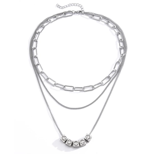 Collar de tres capas en acero inoxidable con cuentas de dados sonrientes y cadena clip