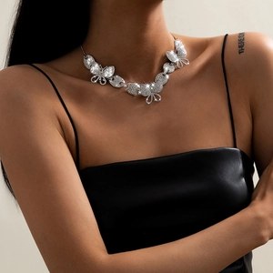 Nahaufnahme des funkelnden Schmetterlings-Chokers mit Zirkonia auf silberner Kette
