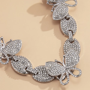 Detailsicht der Schmetterling Kette mit Kristallbesatz und eleganten Gliedern aus Silber