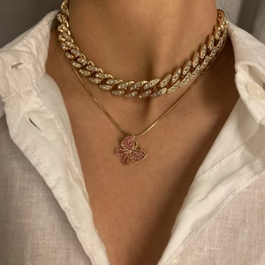 Goldene mehrlagige Halskette mit Iced-Out Gliederkette und pinkfarbenem Schmetterling