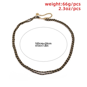 Détail de la chaîne de taille dorée de 105cm avec cuir noir et pendentif pièce de 66g