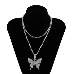Detail einer silbernen doppellagigen Tennis-Halskette mit großem Kristall-Schmetterling