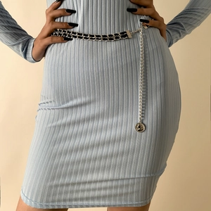 Chaîne de taille vintage avec pendentif pièce sur robe bleue côtelée pour femme