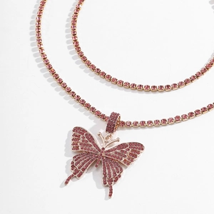 Detailaufnahme der rosa Kristall-Schmetterlingskette mit glänzender Doppel-Tennis-Kette