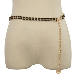 Détail de chaîne de taille dorée double couche avec velours noir et pendentif vintage