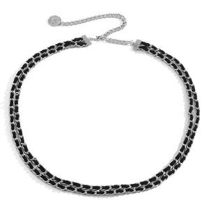 Détail de la ceinture chaîne argentée avec cuir entrelacé et pendentif pièce gaufrée