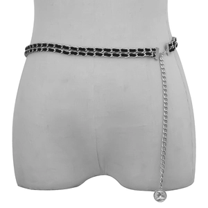 Détail de la chaîne argentée entrelacée de cuir avec pendentif pièce vintage