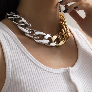 Détail du collier chaîne à gros maillons cubains bicolores or et argent poli