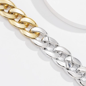 Gros plan détaillé du collier punk bicolore or et argent avec une finition haute brillance