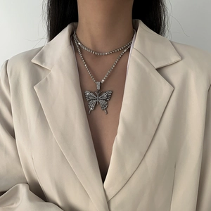 Zweilagige Silberhalskette mit Schmetterlingsanhänger und glitzernder Tenniskette