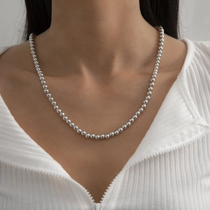 Nahaufnahme einer glänzenden silbernen Kugelkette im minimalistischen industriellen Stil
