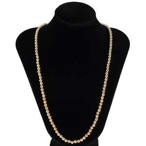 Nahaufnahme der minimalistischen goldenen Kugelkette auf einer schwarzen Büste