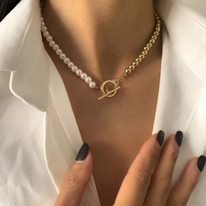 Retro-Halskette mit Imitationsperlen und goldenen Metallperlen mit modernem OT-Verschluss