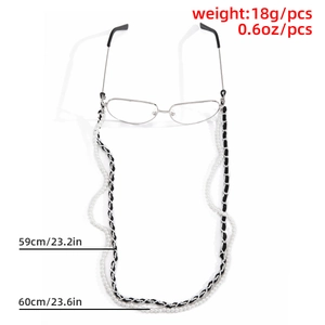 Dettaglio della catena per occhiali di 60cm in velluto vintage e perle finte con pesi