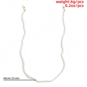Dettaglio catena per occhiali con perle bianche, lunghezza 60cm e peso di 6g