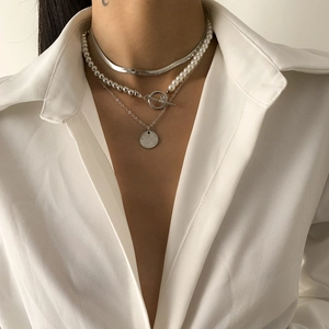 Detail von mehrlagigen Silberketten mit Perlen, Schlangenkette und OT-Verschluss am Model