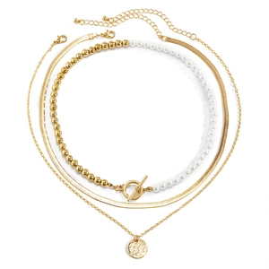 Dreiteiliges goldenes Halsketten-Set mit Perlen-Choker, Schlangenkette und Münzanhänger