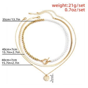 Detailansicht eines 3-teiligen goldenen Schmucksets mit Münzanhänger und Perlenkette