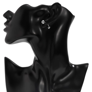 Pendientes de bola plateados minimalistas en un modelo negro con acabado de acero pulido