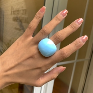 Makroaufnahme eines himmelblauen Acrylrings mit kühnem, klobigem geometrischem Design