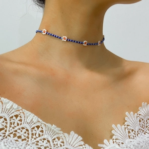 Boheemse choker ketting met kleurrijke madeliefjes kralen in blauw en wit voor dames op vakantie