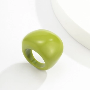 Detailansicht eines klobigen lindgrünen Acrylrings mit glatter, matter Oberfläche