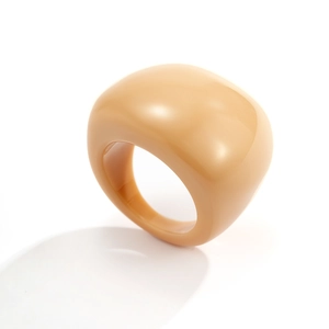 Makroansicht des breiten klobigen Harzrings in Beige mit glattem, poliertem Finish
