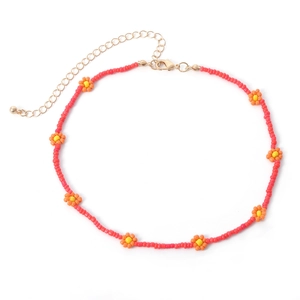 Gargantilla hecha a mano con flores de cuentas de colores y cierre dorado ajustable