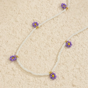 Chaîne de taille fleurie avec perles blanches et pendentifs marguerites violet jaune