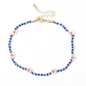 Detail van kleurrijke madeliefjes kralenketting met verstelbare karabijnsluiting