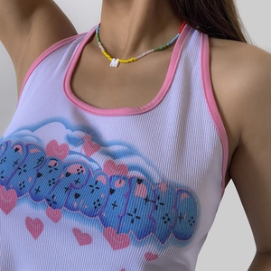 Detailopname van de boheemse kleurrijke kralenketting met witte letter M-hanger en parel