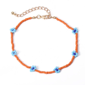 Detail van de kleurrijke boho-madeliefjesketting met gouden karabijnsluiting en verlengketting