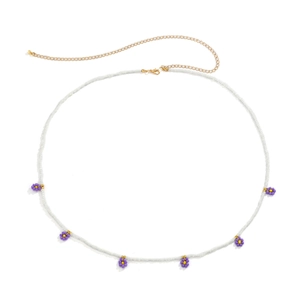 Witte kralen tailleketting met paarse bloemenhangers en een goudkleurige sluiting