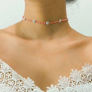 Bohemian choker met rode en witte kralen en kleine madeliefjesaccenten voor vrouwen