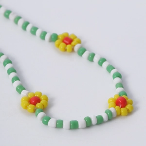 Collar de cuentas de margaritas de colores estilo bohemio con cuentas de resina verdes y blancas