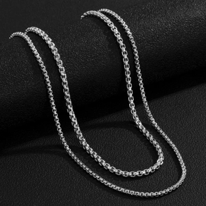 Collana da uomo con catena a scatola in argento lucido su sfondo in pelle nera di qualità