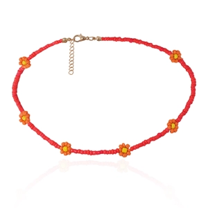 Boheemse handgemaakte rode kralenketting met oranje en gele madeliefjesbloemmotieven