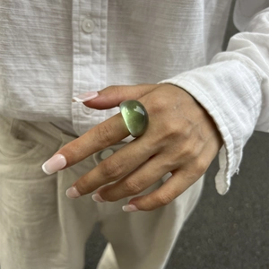 Auffälliger grüner Ring aus Acrylharz im modernen, geometrischen, minimalistischen Stil
