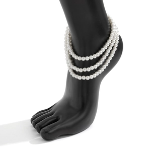 Détail d'une chevillère à trois rangs avec des perles blanches brillantes sur modèle