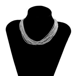 Détail du collier multi-rangs en argent à mailles box sur un mannequin noir