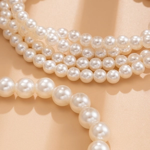 Vue détaillée de perles blanc crème élégantes avec un fini lustré et brillant