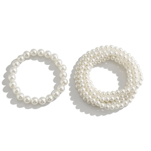 Vue détaillée du bracelet de cheville en perles blanches et chaîne à pampilles