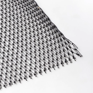 Detailansicht aus nächster Nähe von sexy schwarzem Netzstoff mit glitzernden Strasssteinen