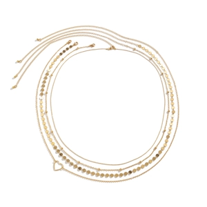 Détail d'une chaîne de corps dorée multicouche avec sequins et pendentif cœur
