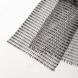 Detailansicht des sexy schwarzen Netz-Bodychain-Kleides mit funkelnden Strasssteinen